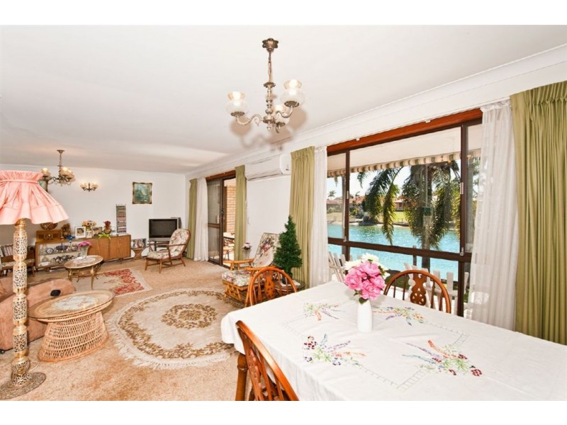 19 Delungra Street, Broadbeach Waters QLD 4218