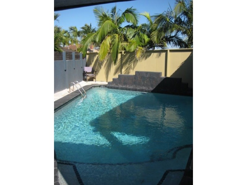 10 Aroona Avenue, Broadbeach Waters QLD 4218