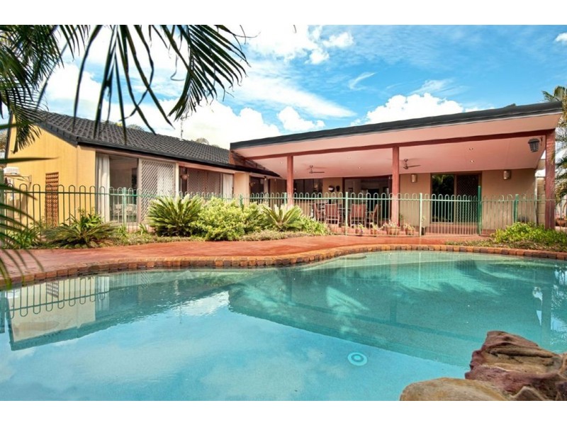 25 Apia Avenue, Clear Island Waters QLD 4226