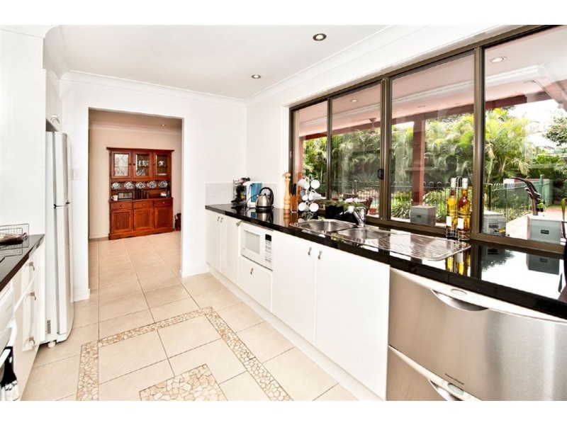 25 Apia Avenue, Clear Island Waters QLD 4226