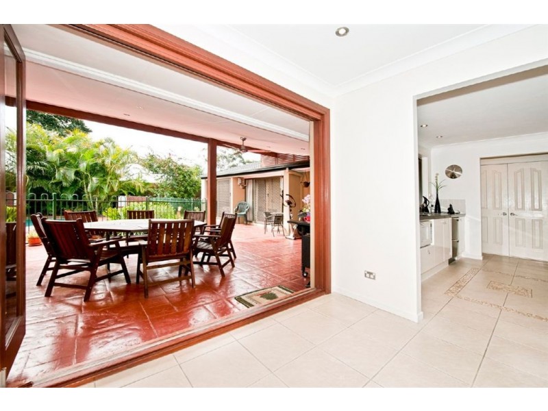 25 Apia Avenue, Clear Island Waters QLD 4226