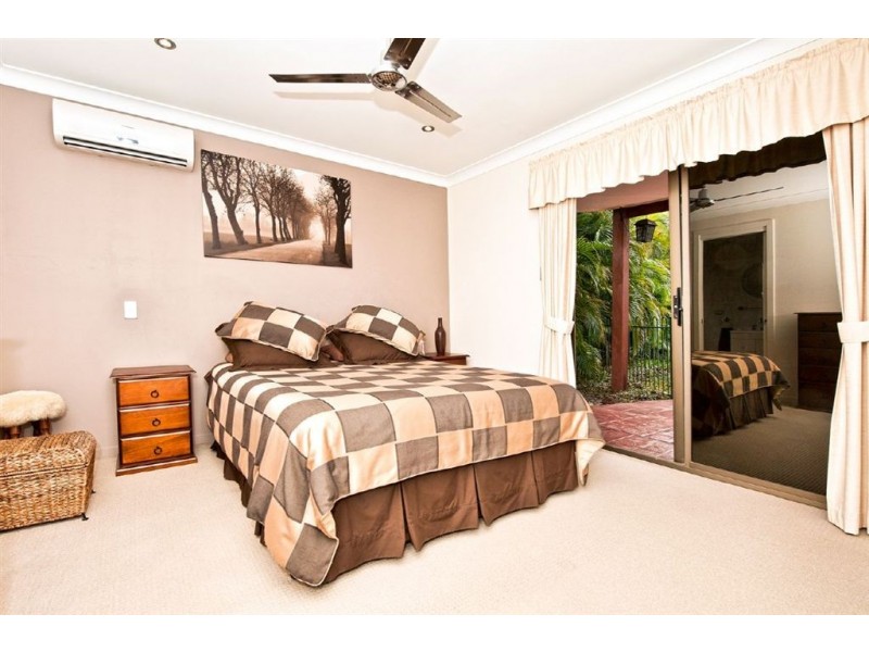 25 Apia Avenue, Clear Island Waters QLD 4226