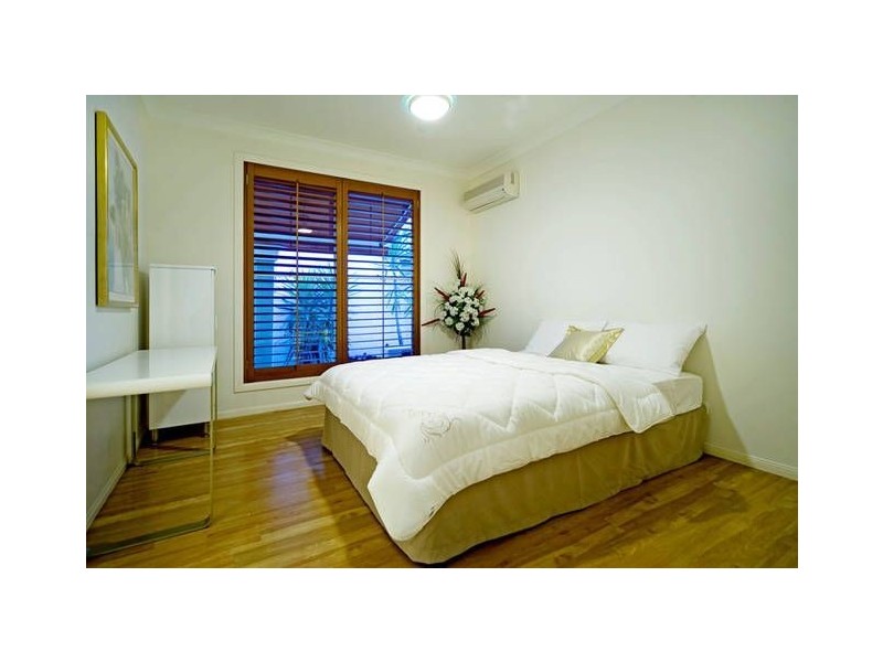 22 Ipsley Drive, Broadbeach Waters QLD 4218