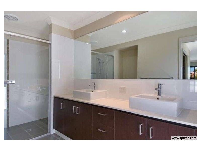 10 Meredith Drive, Broadbeach Waters QLD 4218