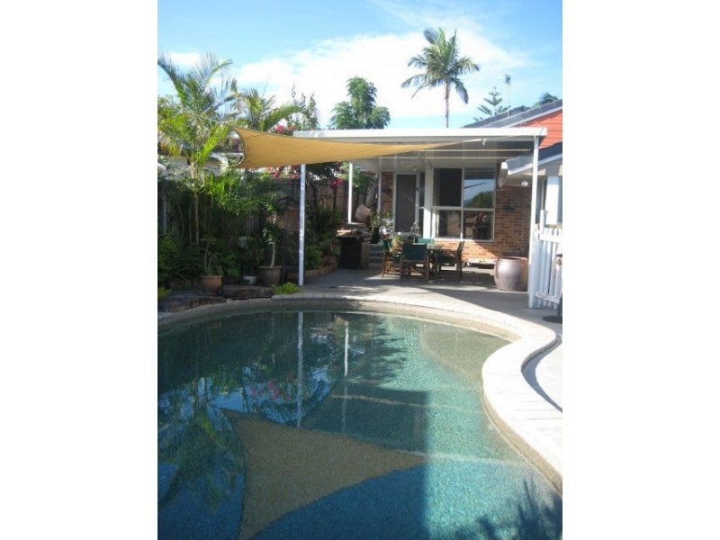 38 Beaconsfield Drive, Burleigh Waters QLD 4220