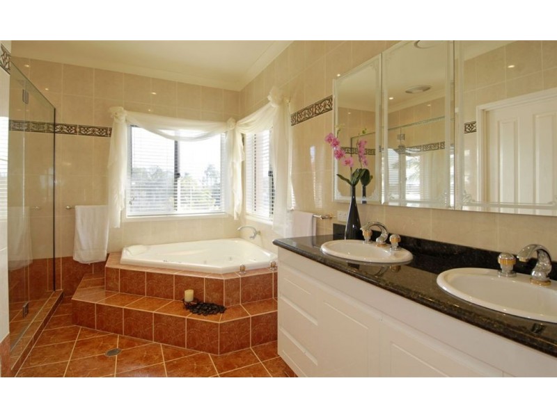 4 Witt Avenue, Carrara QLD 4211