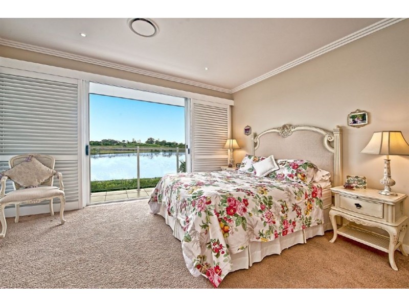 5065 Emerald Islands Drive, Carrara QLD 4211