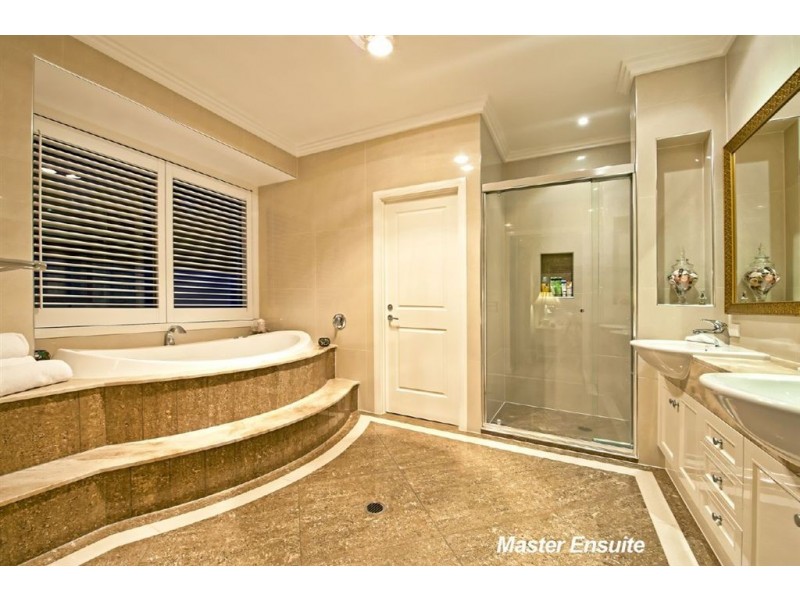 5065 Emerald Islands Drive, Carrara QLD 4211