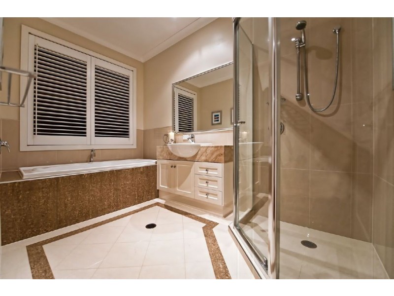 5065 Emerald Islands Drive, Carrara QLD 4211