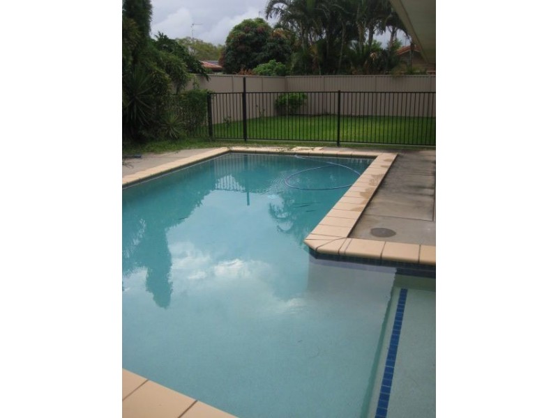 6 Nicolson Court, Mermaid Waters QLD 4218