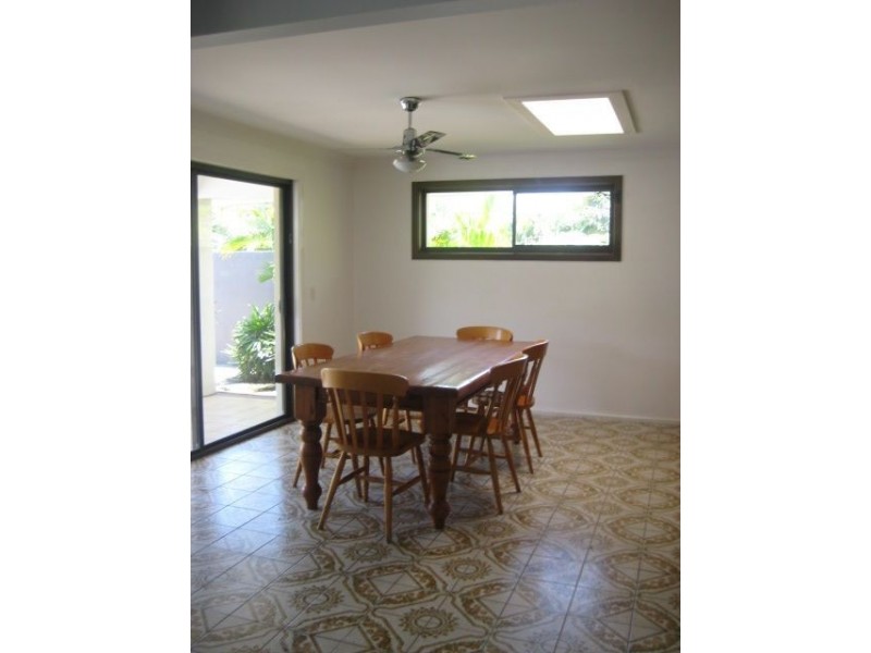 16 Sheridan Park Avenue, Broadbeach Waters QLD 4218