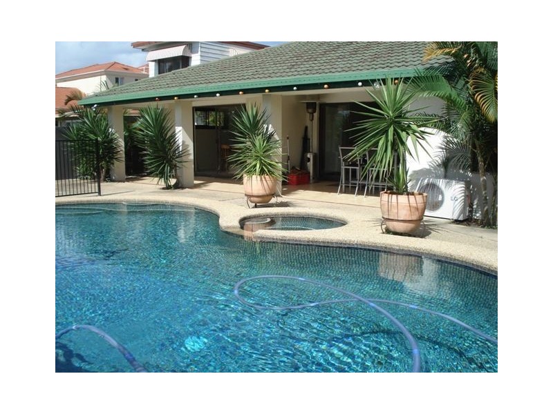 16 Sheridan Park Avenue, Broadbeach Waters QLD 4218