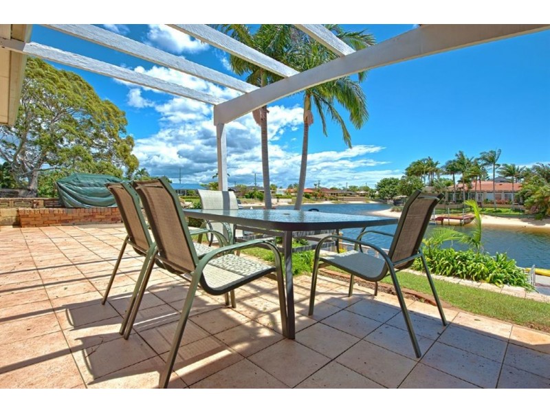 9 Grant Place, Broadbeach Waters QLD 4218