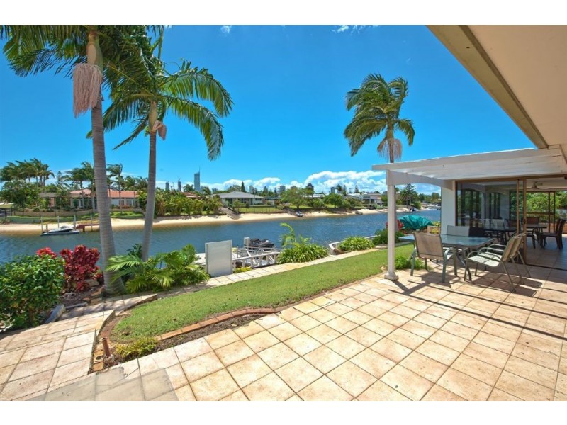 9 Grant Place, Broadbeach Waters QLD 4218