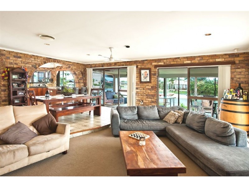 9 Grant Place, Broadbeach Waters QLD 4218