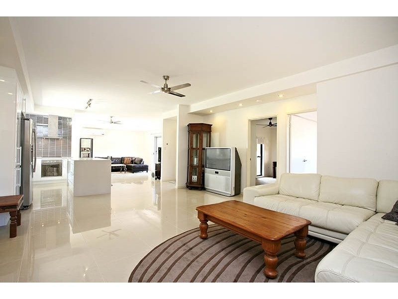 100 Waitomo Street, Broadbeach Waters QLD 4218