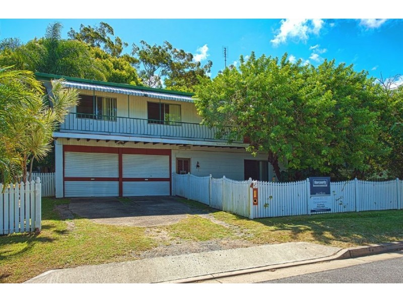 4 Coral Avenue, Labrador QLD 4215