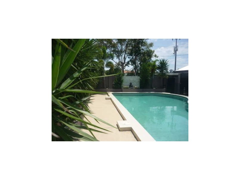 8 Kalimna Drive, Broadbeach Waters QLD 4218