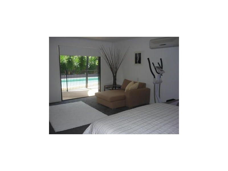 8 Kalimna Drive, Broadbeach Waters QLD 4218