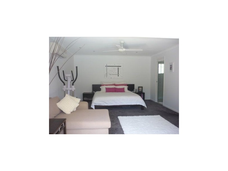 8 Kalimna Drive, Broadbeach Waters QLD 4218