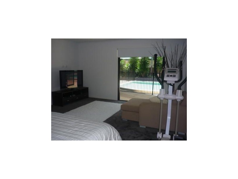 8 Kalimna Drive, Broadbeach Waters QLD 4218