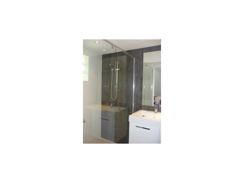 8 Kalimna Drive, Broadbeach Waters QLD 4218