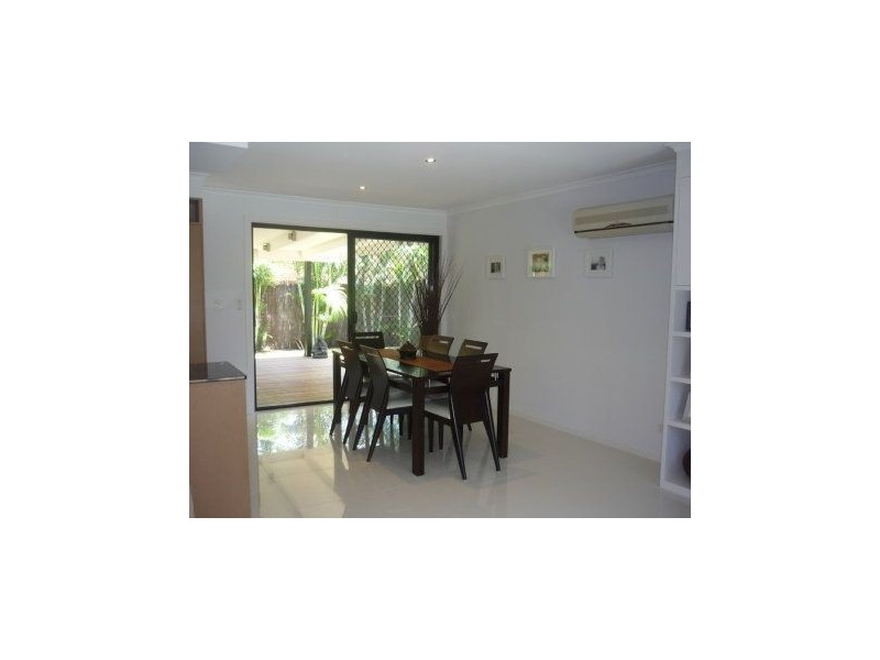 8 Kalimna Drive, Broadbeach Waters QLD 4218