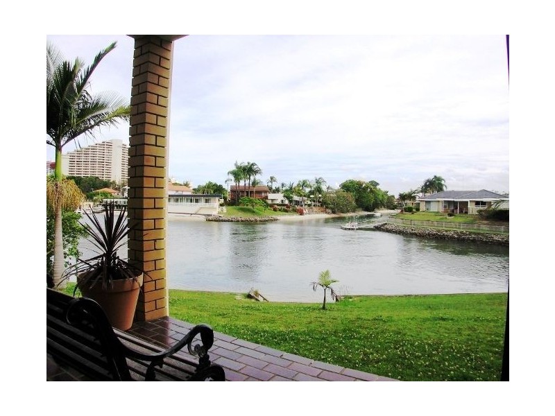 1/18 Sunshine Boulevard, Broadbeach Waters QLD 4218