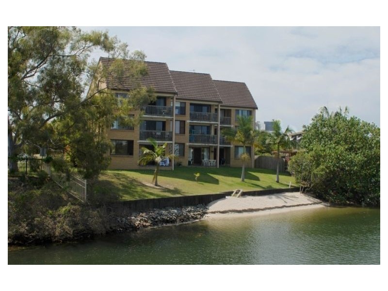 1/18 Sunshine Boulevard, Broadbeach Waters QLD 4218