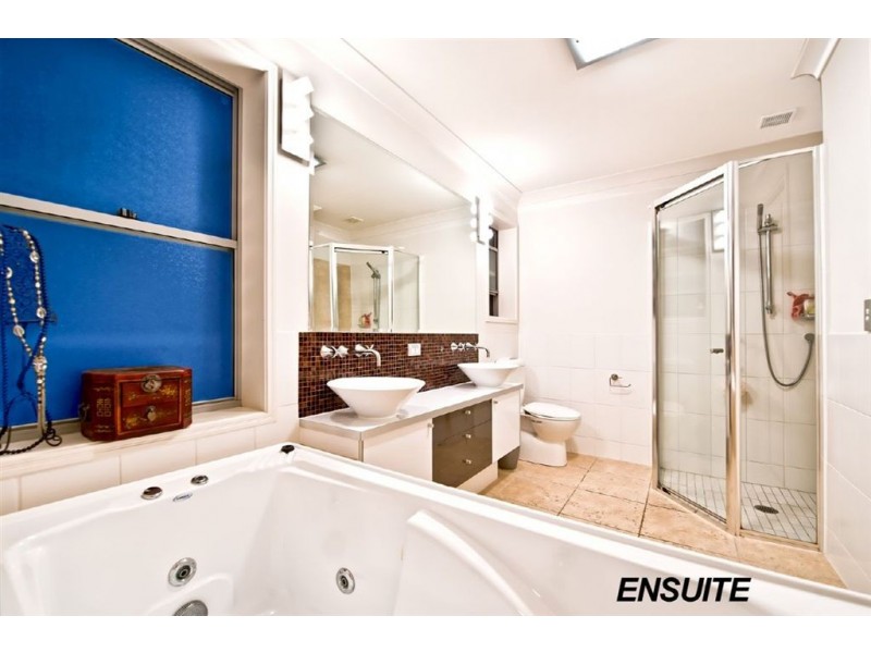 3045 Everglade Drive, Carrara QLD 4211