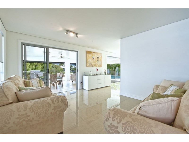 37 Beverley Crescent, Broadbeach Waters QLD 4218