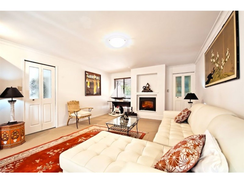 8 Coolong Cr, Carrara QLD 4211