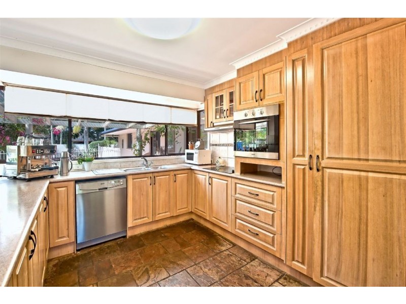 8 Coolong Cr, Carrara QLD 4211