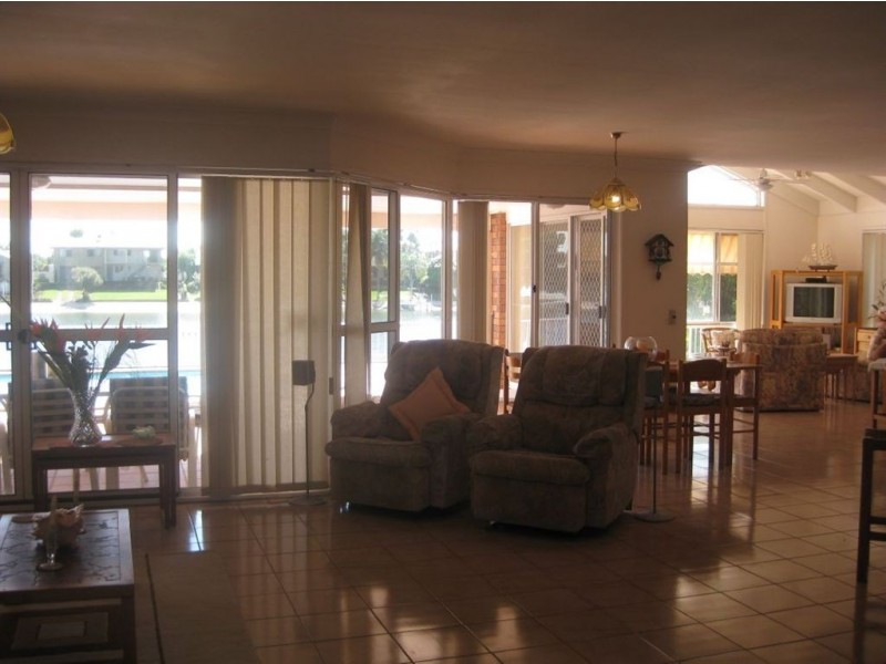 74 Waitomo Street, Broadbeach Waters QLD 4218