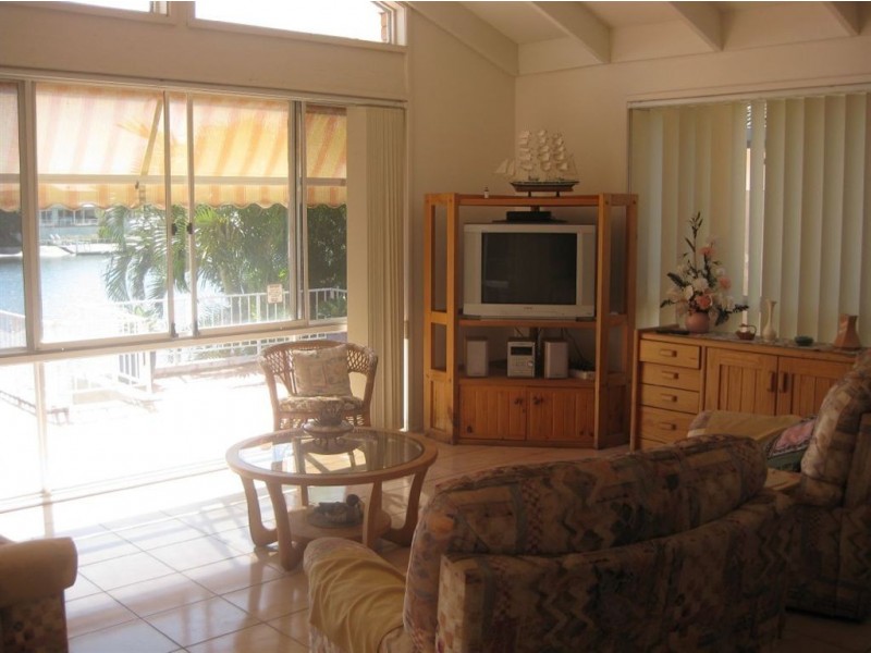 74 Waitomo Street, Broadbeach Waters QLD 4218