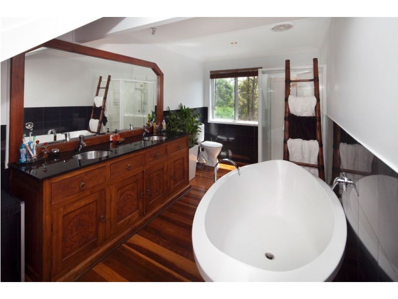 2 Chesterfield Drive, Bonogin QLD 4213