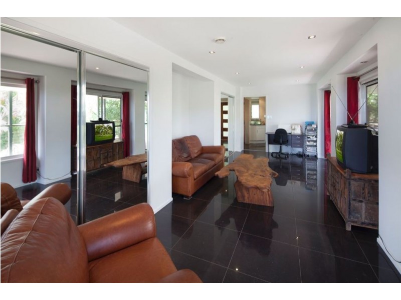 2 Chesterfield Drive, Bonogin QLD 4213