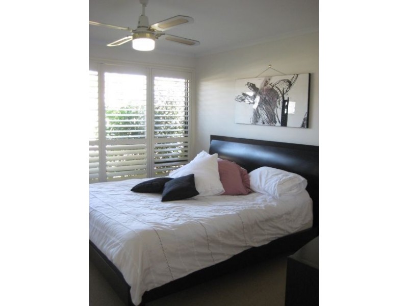 8 Koomooloo Court, Mermaid Waters QLD 4218