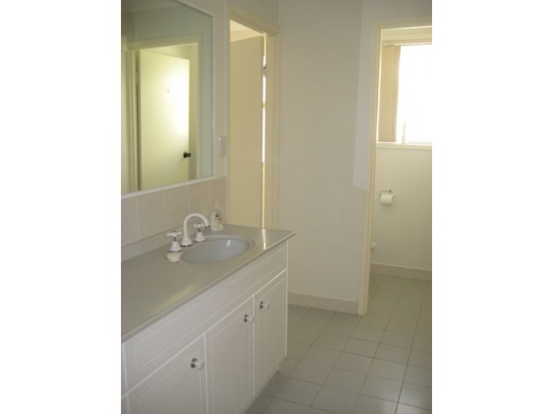 8 Koomooloo Court, Mermaid Waters QLD 4218