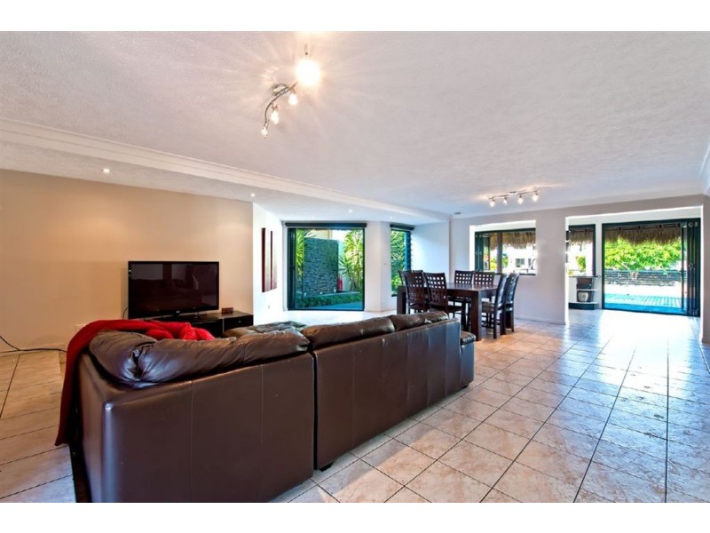 26 Andrea Avenue, Broadbeach Waters QLD 4218