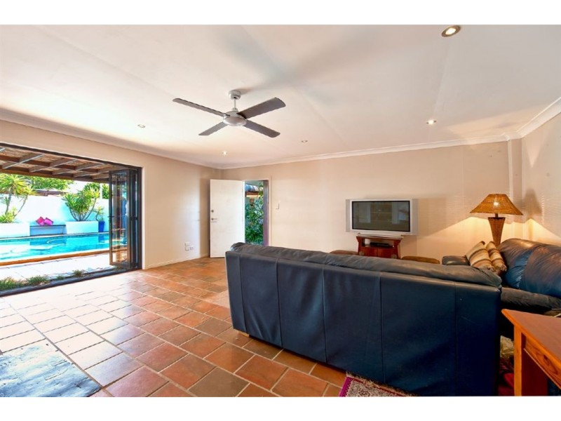 26 Andrea Avenue, Broadbeach Waters QLD 4218