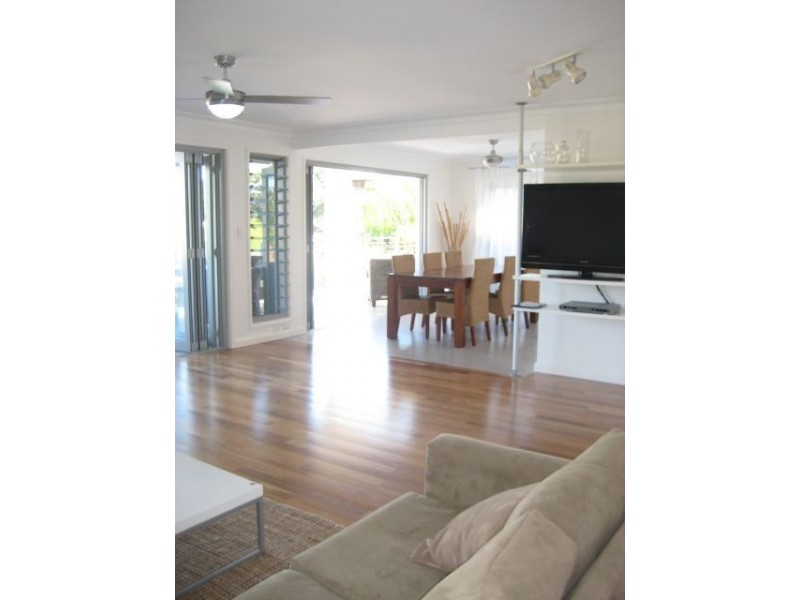 14 Ensenada Court, Broadbeach Waters QLD 4218