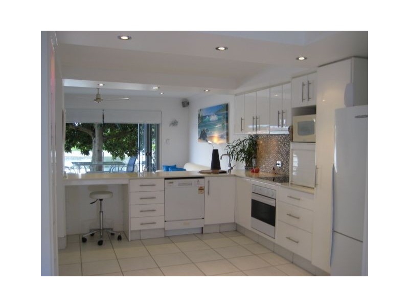 2/14 Barcardi Court, Mermaid Waters QLD 4218