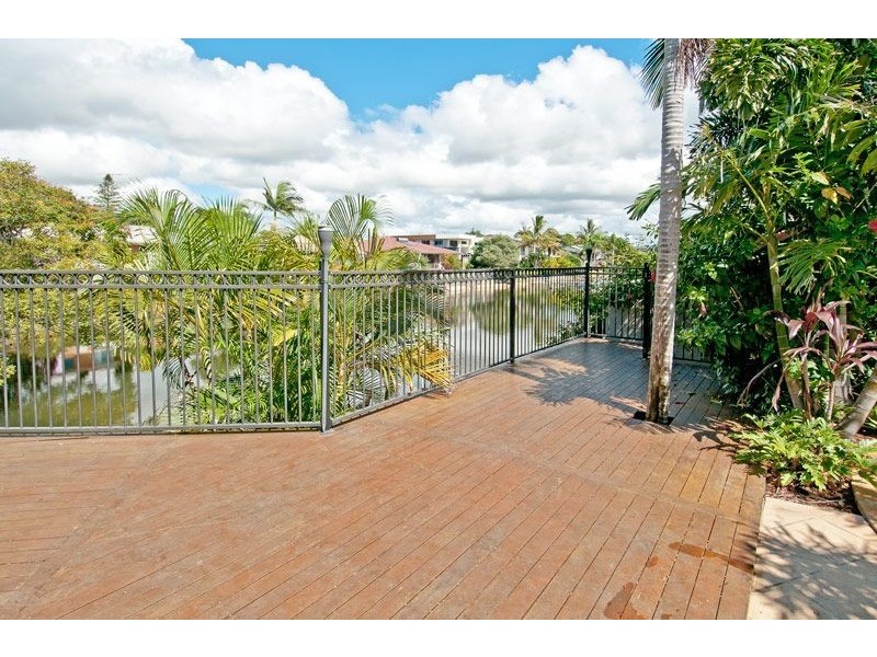 2 Cresta Ct, Broadbeach Waters QLD 4218