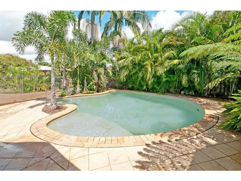 2 Cresta Ct, Broadbeach Waters QLD 4218