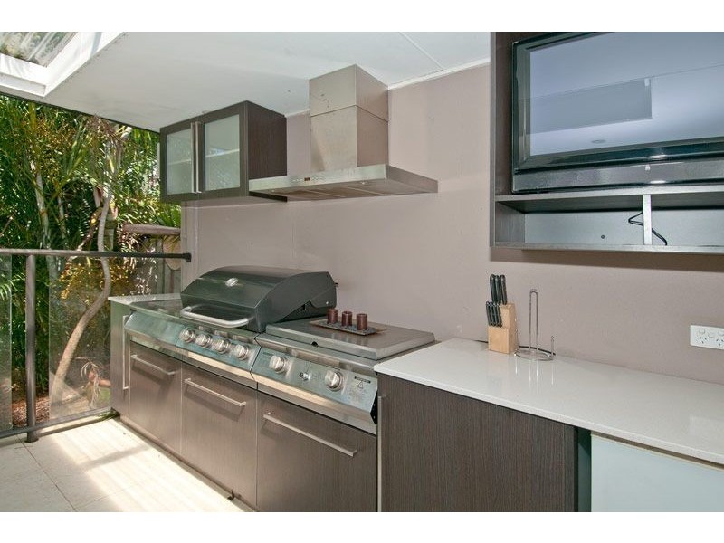 2 Cresta Ct, Broadbeach Waters QLD 4218