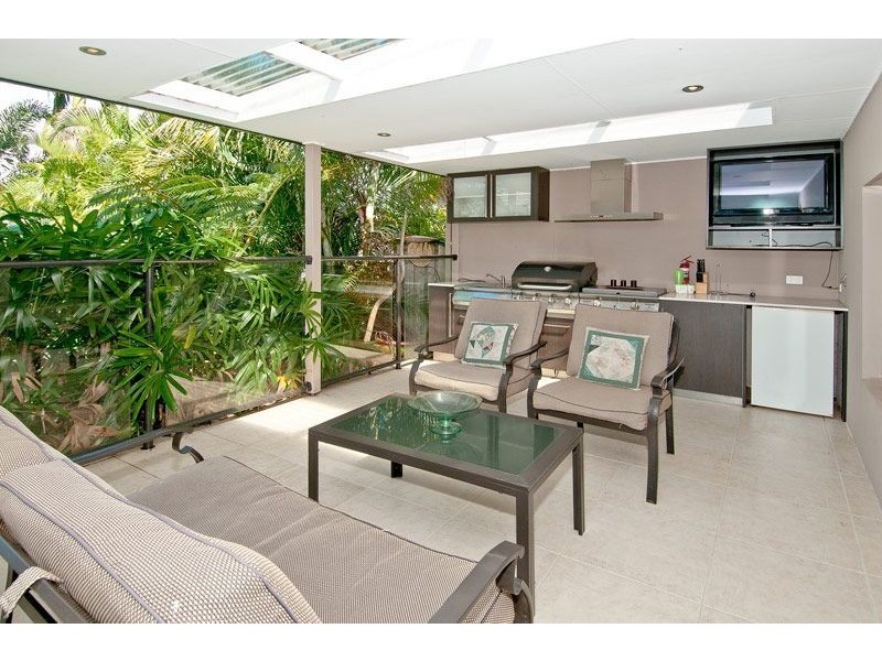 2 Cresta Ct, Broadbeach Waters QLD 4218