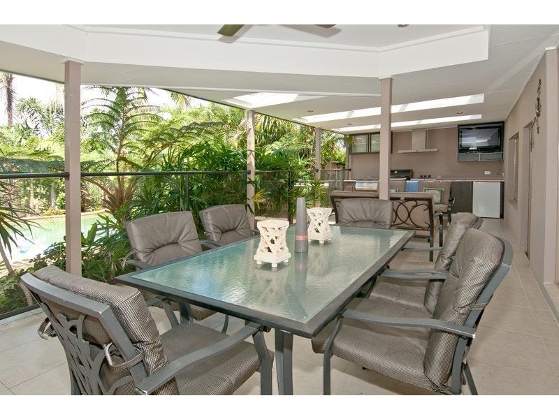 2 Cresta Ct, Broadbeach Waters QLD 4218