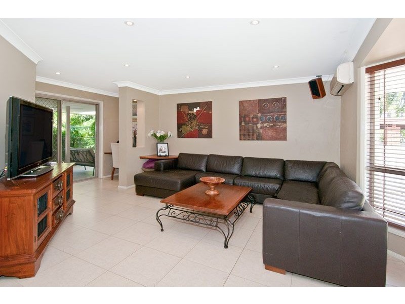 2 Cresta Ct, Broadbeach Waters QLD 4218