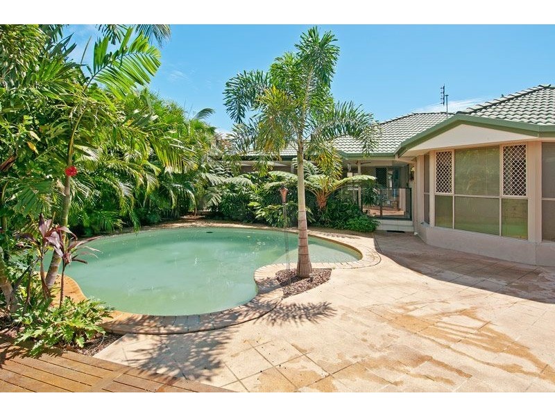2 Cresta Court, Broadbeach Waters QLD 4218